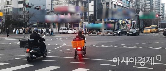 라이더들이 횡단보도를 지나 신호대기하고 있다. 이는 조금 더 신속한 배달을 위한 것으로 보인다. 사진=한승곤 기자 hsg@asiae.co.kr