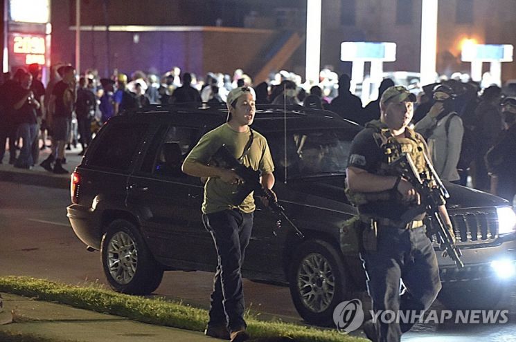 2020년 8월 25일 미국 위스콘신주 커노샤 카운티에서 카일 리튼하우스가 총기를 든 채 거리를 배회하고 있다. [이미지출처=AP연합뉴스]