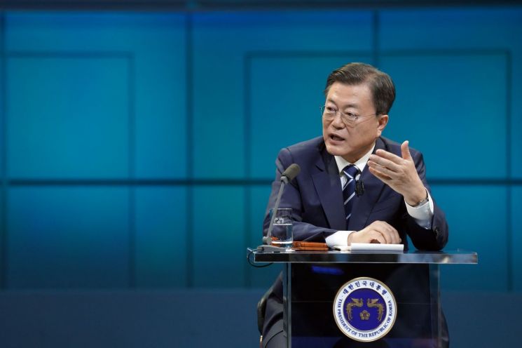 문재인 대통령이 21일 오후 서울 여의도  KBS 공개홀에서 열린  2021 국민과의 대화 '일상으로'에서 국민 패널들의 질문에 답하고 있다. [이미지출처=연합뉴스]