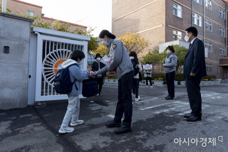 2021년 코로나19 사태 이후 2년여 만에 학교가 전면 등교를 시작하면서 서울 도봉구 도봉경찰서 관계자들이 학교폭력 예방 연필을 나눠주고 있는 모습./사진공동취재단