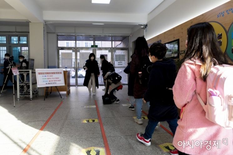 코로나19 사태 이후 2년여 만에 전국의 유치원과 초·중·고교가 전면 등교를 시작한 22일 오전 서울 도봉구 창원초등학교에서 학생들이 등교 하고 있다./사진공동취재단