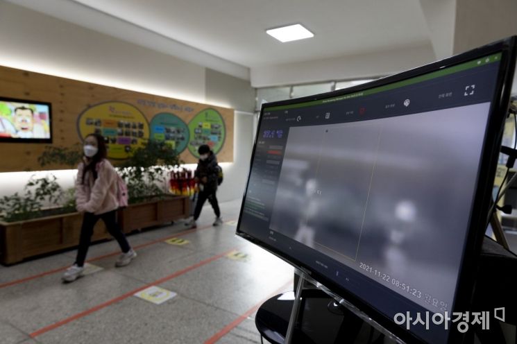 코로나19 사태 이후 2년여 만에 전국의 유치원과 초·중·고교가 전면 등교를 시작한 22일 오전 서울 한 초등학교에서 학생들이 등교 하고 있다./사진공동취재단