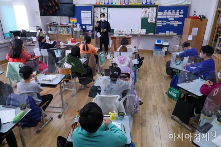 수도권 유치원, 초?중?고등학교 전면등교가 시작되는 22일 오전 서울 한 초등학교에서 1교시 수업이 시작되고 있다./사진공동취재단