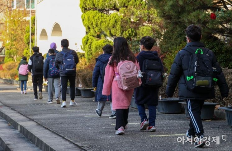수도권 유치원, 초?중?고등학교 전면등교가 시작되는 22일 오전 서울 도봉구의 한 초등학교 학생들이 등교를 하고 있다./사진공동취재단