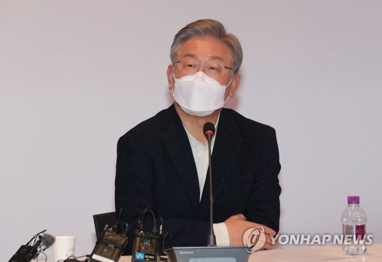 이재명 더불어민주당 대선후보가 지난 20일 충남 아산시 충남컨텐츠기업지원센터에서 열린 서울대·지역거점 국립대학 학생들과의 대화 "청년이 묻고 이재명이 답하다" 간담회에서 발언하고 있다. [이미지출처=연합뉴스]