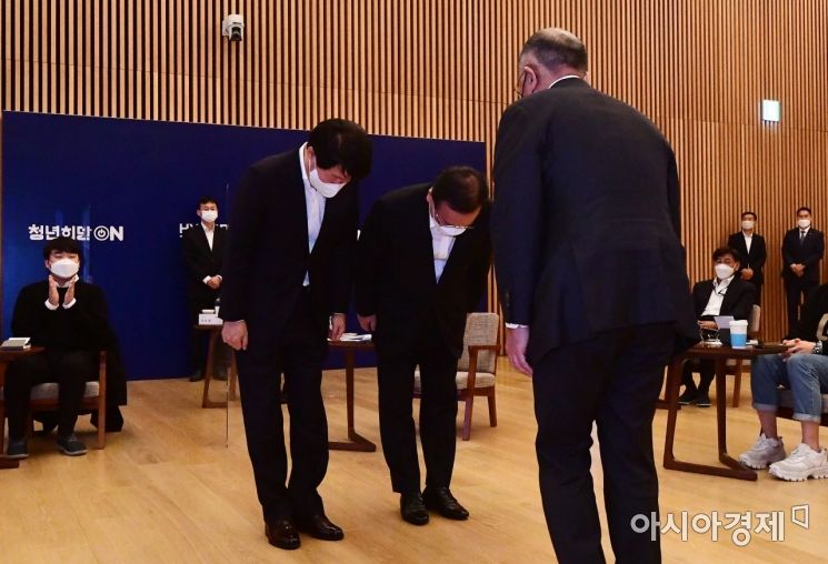 김부겸(앞줄 가운데) 국무총리와 안경덕(왼쪽) 고용노동부 장관이 22일 경기 고양 현대모터스스튜디오에서 열린 '청년희망ON 프로젝트'에서 정의선(오른쪽) 현대차그룹 회장에게 감사의 인사를 하고 있다./김현민 기자 kimhyun81@