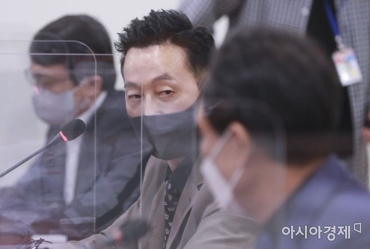 정봉주 열린민주당 협상단 대표가 22일 국회 의원회관에서 열린 더불어민주당-열린민주당 통합 협상 대표단 상견례에 참석, 모두발언을 하고 있다./윤동주 기자 doso7@