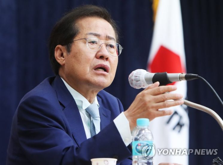 홍준표 국민의힘 의원은 야당 대선 경선 당시 여러 온라인 커뮤니티에서 큰 인기를 끌었다. / 사진=연합뉴스