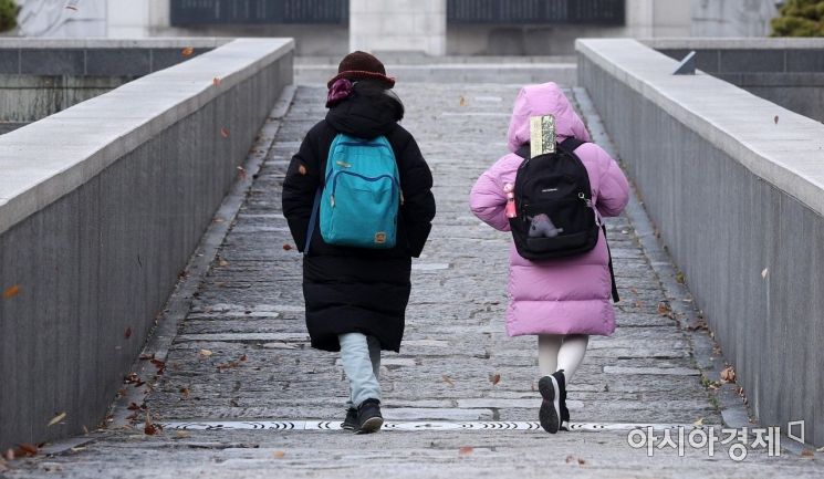 절기상 소설(小雪)이자 매서운 추위가 찾아온 22일 서울 서대문독립공원에서 학생들이 두터운 옷차림으로 하굣길 발걸음을 재촉하고 있다. 기상청에 따르면 내일 아침 기온은 영하권으로 내려가고 강풍이 불어 체감온도는 더욱 낮아질 것으로 보인다. 경기북부와 강원내륙 등은 -5도, 그 밖의 중부지방과 경북권도 0도 이하로 떨어지겠다./김현민 기자 kimhyun81@