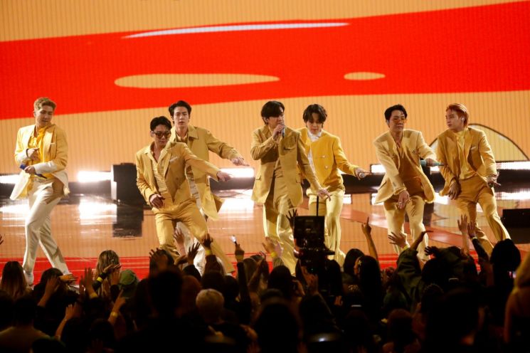 AMA 무대서 히트곡 '버터'를 열창하는 그룹 방탄소년단(BTS). [이미지출처=연합뉴스]