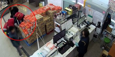 마트서 '쿵' 쓰러진 70대 손님…달려든 직원·시민이 살렸다