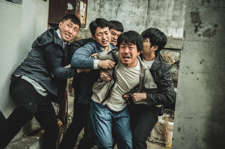 [이종길의 영화읽기]생지옥 탈출에 필요한 이성과 사랑