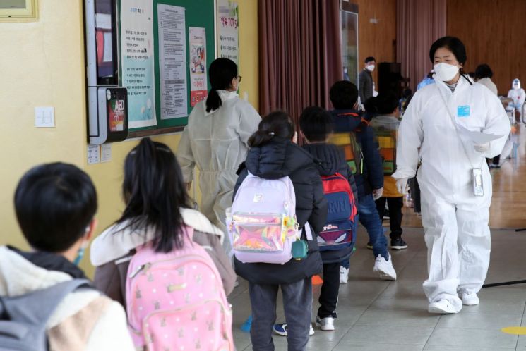22일 오후 광주 북구 한 초등학교에서 학생들이 코로나19 검사를 받기 위해 줄 서 있다. [이미지출처=연합뉴스]
