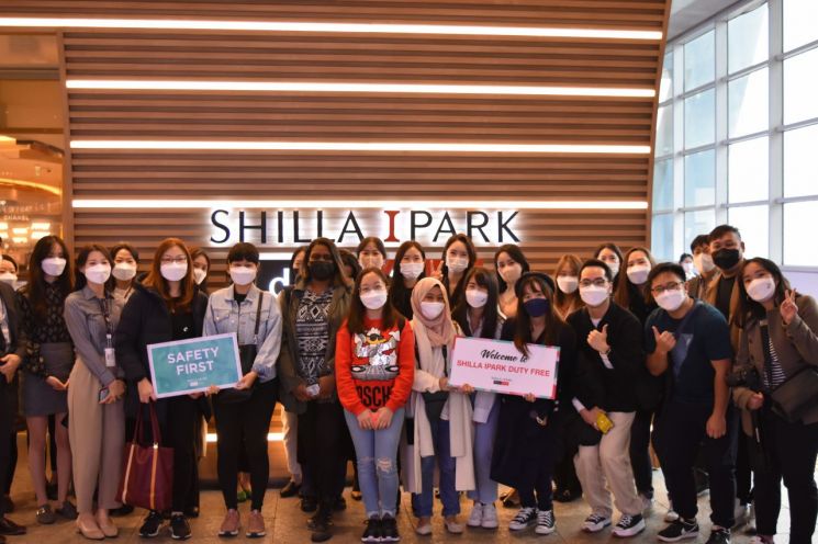 지난 19일 서울 용산구 HDC신라면세점을 방문한 싱가포르 단체 관광객.