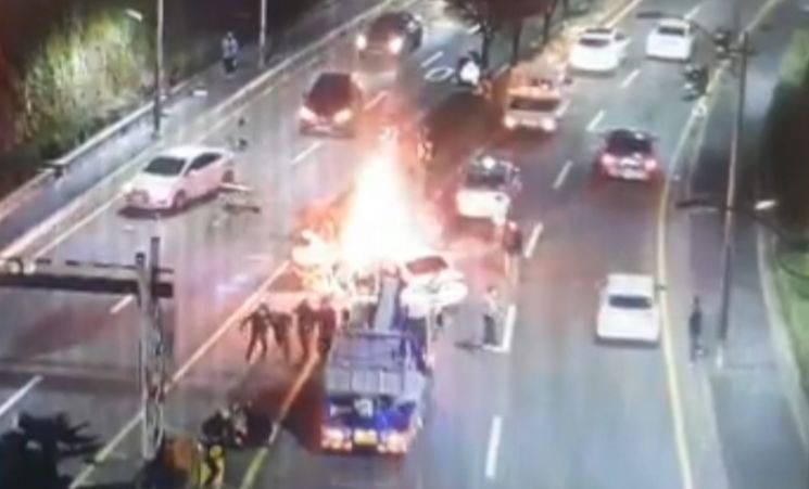 도로 한복판서 불타는 차량, ‘시민영웅’들이 몰려왔다