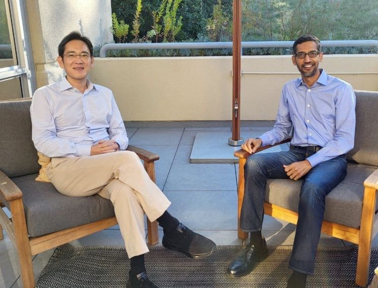 이재용 삼성전자 부회장(왼쪽)이 22일(현지시간) 미국 캘리포니아주 마운틴뷰 구글 본사에서 순다르 피차이 구글 최고경영자(CEO)와 만나 기념촬영하고 있다.(사진제공=삼성전자)