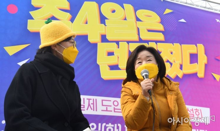 심상정 정의당 대선 후보가 23일 서울 신촌 스타광장에서 '주4일은 던져졌다' 주4일제 도입 캠페인에서 발언을 하고 있다./윤동주 기자 doso7@