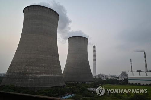 중국 상하이에 있는 한 석탄 발전소. 굴뚝에서 연기가 피어오르고 있다. / 사진=연합뉴스