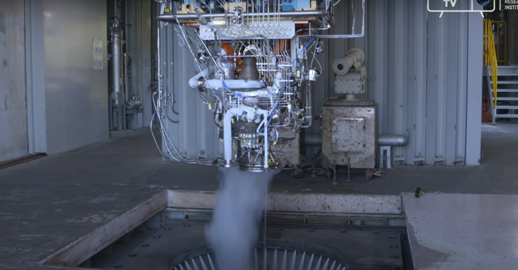 한국항공우주연구원(항우연)은 최근 엔진 재점화 및 다단연소사이클 기술을 적용한 9t급 액체엔진을 개발해 시험 운전에 성공했다. 사진 출처=항우연 유튜브 채널 캡쳐.