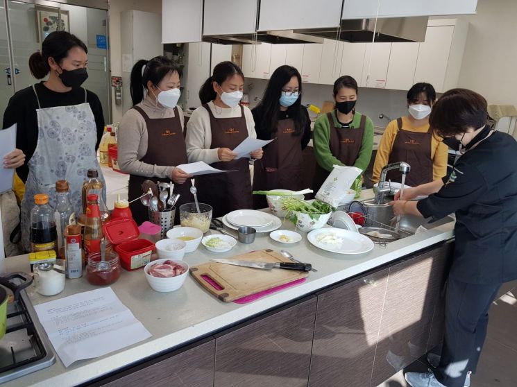 경남 창원시가 22일부터 이틀간 결혼이민자 대상 '펀한 가족밥상' 프로그램으로 다문화가정의 한국 요리 적응을 도왔다.[이미지출처=창원시]