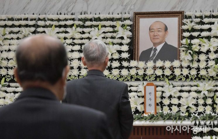 서울 서대문구 신촌세브란스병원 장례식장에 마련된 고 전두환 전 대통령 빈소에 조문객들의 발길이 이어지고 있다./강진형 기자aymsdream@