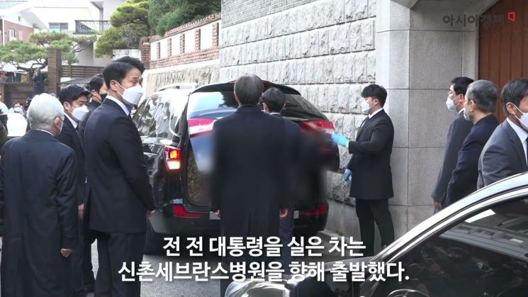 [현장영상] '일제히 묵념'…전두환 시신 운구차…침통한 유족들
