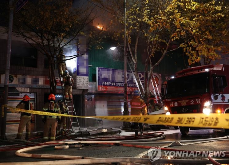 23일 오후 서울 중구 을지로3가역에 있는 양미옥에서 화재가 발생해 소방대원들이 진화작업을 하고 있다. / 사진=연합뉴스