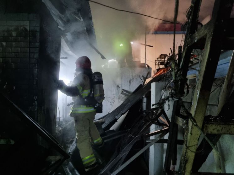 지난 23일 오후 11시27분께 광주 북구 풍향동 한 주택에서 화재가 발생해 소방당국이 진화작업을 하고 있다. 사진=광주북부소방서 제공