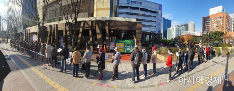 24일 서울 송파구 보건소 선별진료소에서 시민들이 진단 검사를 위해 긴 줄을 서 있다. 이날 신규 확진자 수는 4116명을 기록했다. 이는 지난해 1월부터 시작된 코로나19 사태 이후 역대 최다 규모다. 이날 위중증 환자는 586명으로 역시 최고치를 기록했다./김현민 기자 kimhyun81@