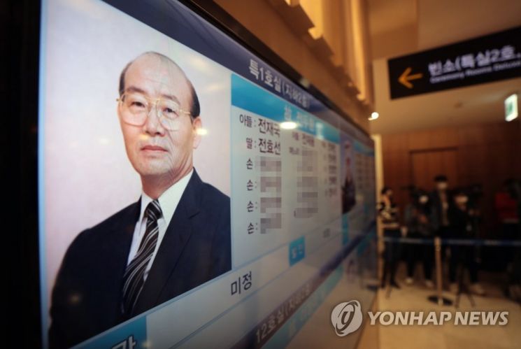 전두환 전 대통령이 사망한 23일 서울 마포구 세브란스병원 신촌장례식장에 마련된 빈소 앞 전광판에 전 전 대통령의 사진이 나오고 있다. /사진=연합뉴스