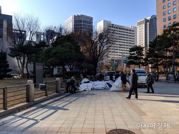 보수단체가 분향소 철거 후 남은 천막까지 치우는 모습./사진=윤슬기 기자 seul97@