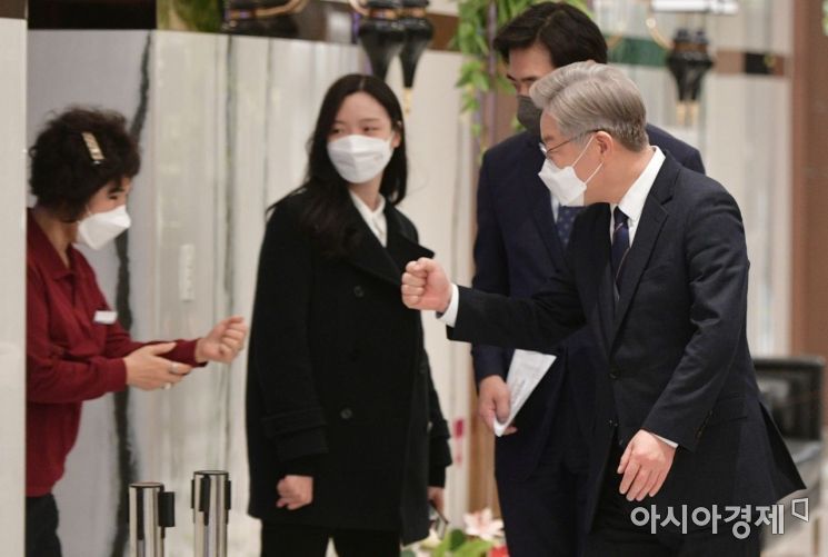 이재명 더불어민주당 대선 후보가 24일 서울 여의도 중소기업중앙회에서 열린 중소기업 정책 및 비전 발표에 참석하는 도중 청소노동자와 주먹인사를 나누고 있다./윤동주 기자 doso7@