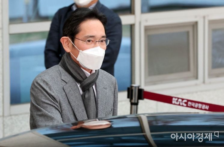 이재용 삼성전자 부회장이 지난해 11월24일 열흘 간의 미국 출장을 마치고 서울김포비즈니스항공센터를 통해 귀국하는 모습./김현민 기자 kimhyun81@
