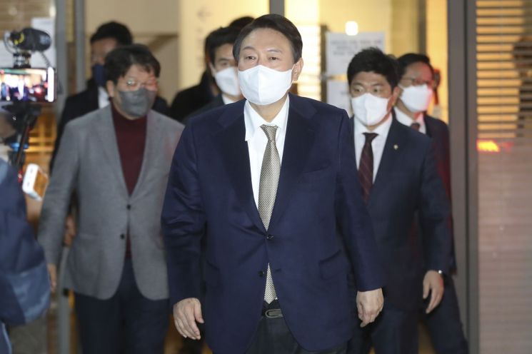 윤석열 국민의힘 대선후보가 24일 서울 중구 한 식당에서 김종인 전 비상대책위원장과 회동을 마친 뒤 식당을 나서고 있다. [이미지출처=연합뉴스]