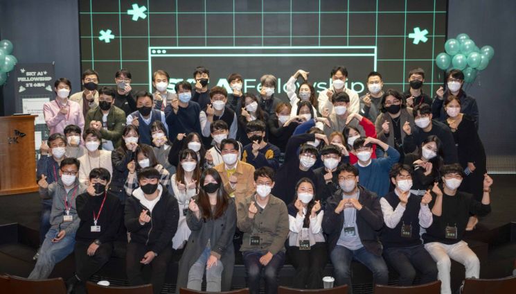 SKT AI 펠로우십 3기 참여 학생들과 SK텔레콤 멘토들이 기념 사진을 찍고 있다.