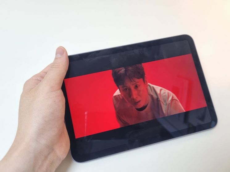 [아이패드 미니6 써보니]외투주머니에 쏙~ 압도적 '휴대성'