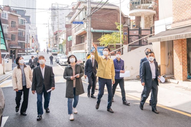 이정훈 강동구청장이 지난 2일 천호3동 ‘현장행정의 날’ 강동 경관누리단 단원과 함께 지역을 둘러보고 있다.