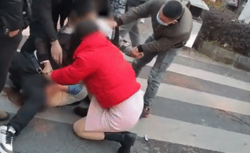 중국에서 사복 차림의 여성 경찰이 흉기를 든 괴한을 맨손으로 제압했다,/사진=차이나넷 캡처