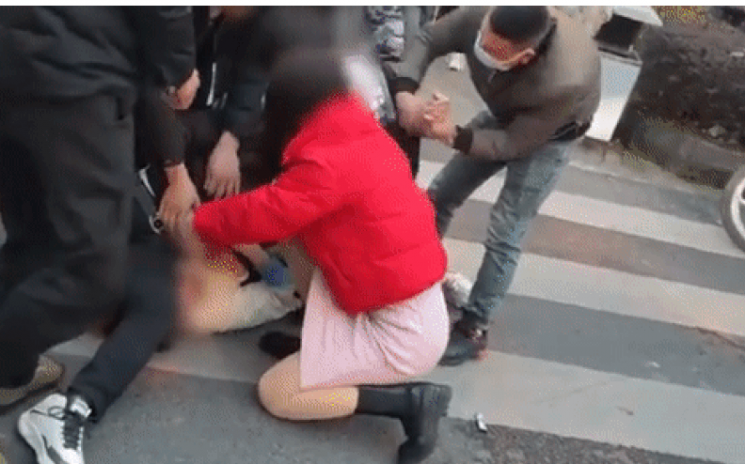 길거리서 '칼부림'하던 남성 맨손으로 제압한 중국 여경