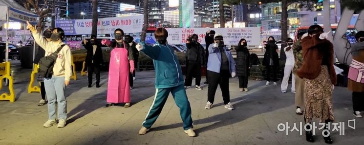25일 여성폭력 추방의 날을 맞아 모인 시민들이 노래에 맞춰 플래시몹을 하고 있다./박현주 기자 phj0325@