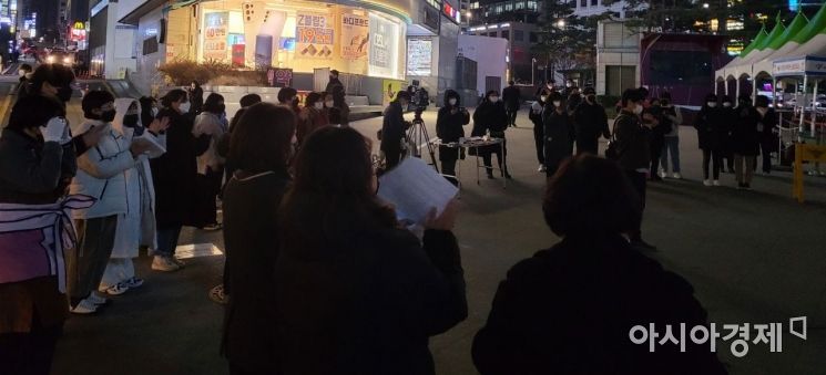 플래시몹 뒤에 이어진 참가자들의 발언을 시민들이 지켜보고 있다./박현주 기자 phj0325@