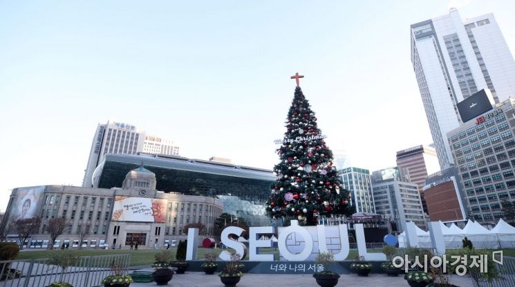 [포토] 서울시청 앞 광장에 설치된 성탄 트리