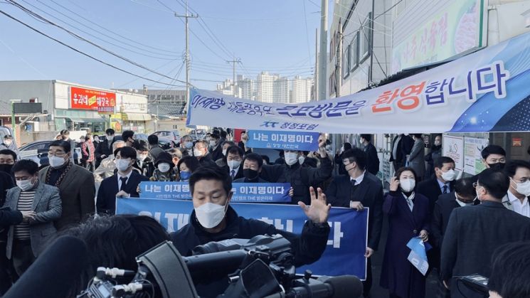  [포토] 이재명 후보 기다리는 목포 시민들