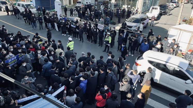 [포토] ‘이재명 매타버스’ 기다리는 목포 시민들  