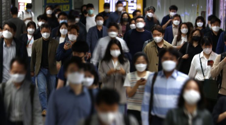 지난 15일 오전 서울 지하철 광화문역에서 직장인들이 걸어가고 있는 모습. / 사진=연합뉴스