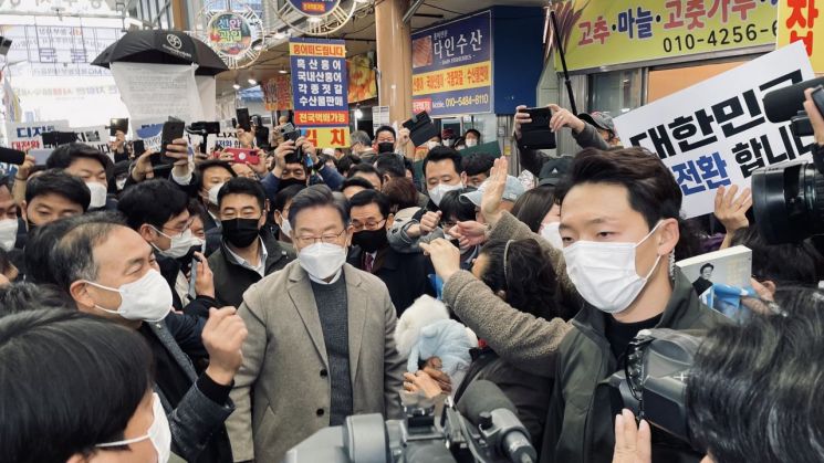 [포토] 이재명 후보, 목포 방문…시민들과 인사