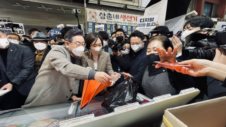 [포토] 이재명 후보, 목포 시장에서 ‘싱싱한 회’ 구매
