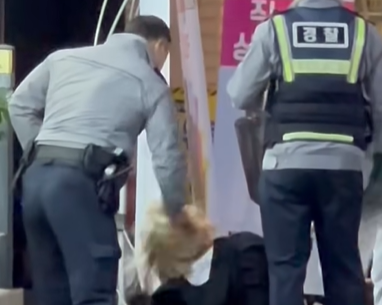 지난 4일 오후 11시께 부산 서면 한 거리에서 만취한 여성의 머리채를 붙잡고 흔드는 경찰관의 모습 / 사진=유튜브 영상 캡처