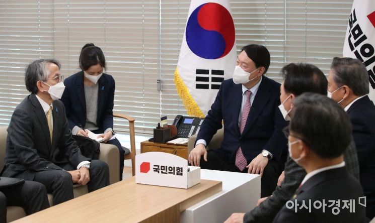 윤석열 국민의힘 대선 후보가 26일 서울 여의도 중앙당사에서 아이보시 고이치 주한 일본대사와 접견하고 있다./윤동주 기자 doso7@