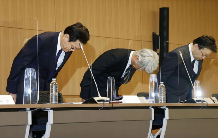 지난 8월 20일 후지와라 고지 미즈호 은행장(가운데)과 사카이 다쓰후미 미즈호파이낸션그룹 사장(왼쪽)이 도쿄에서 열린 기자회견에서 시스템 장애에 관해 사과하고 있다. [이미지출처=연합뉴스]